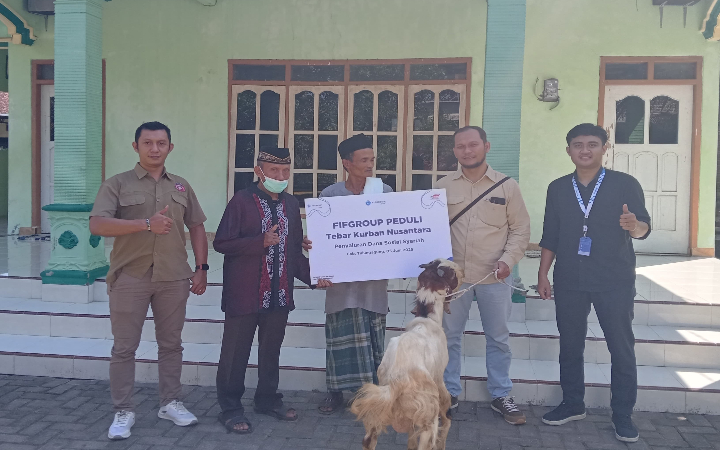 Penyerahan hewan kurban dari FIFGROUP Cabang Tulungagung di Mushola Al-Rosyid di Desa Pogalan, Trenggalek.