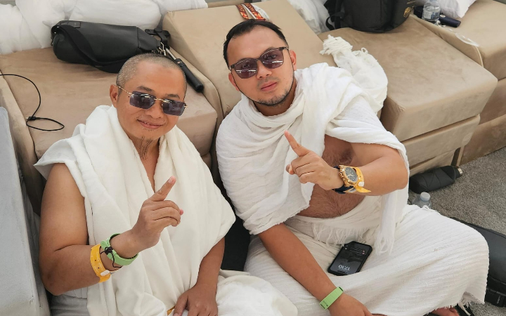 Rizky Sembada M.M.M.Psi (kiri) bersama kolega saat menunaikan ibadah haji di Tanah Suci, Makkah.