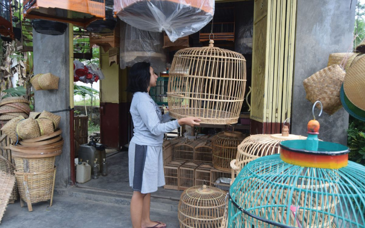 Produk-produk kerajinan dari bambu merupakan salah satu produk unggulan yang bisa ditemui di Desa Jatidowo, Kecamatan Rejotangan, Kabupaten Tulungagung.