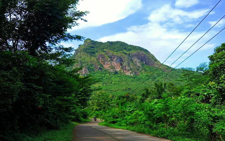 Gunung Tanggul, di Desa Keboireng, Besuki, Tulungagung,  katanya sakti, penuh aura mistis. Warga percaya dulu tempat ini jadi markas rahasia para leluhur dan pejuang zaman dulu.