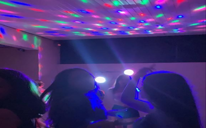 Banyak tempat hiburan malam di Tulungagung dari sekadar ngopi dan kumpul bersama teman serta keluarga, hingga asyik jedag-jedug di bar dengan performa DJ.