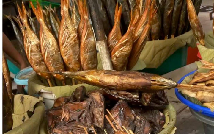 Desa Bangunmulyo, Kecamatan Pakel, Kabupaten Tulungagung, menyimpan tradisi dan kerja keras dalam pembuatan ikan asap.