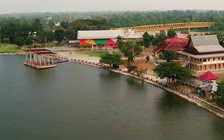 Di jantung Kabupaten Indragiri Hulu, Riau, Danau Raja Rengat hadir sebagai oase ketenangan yang memikat.