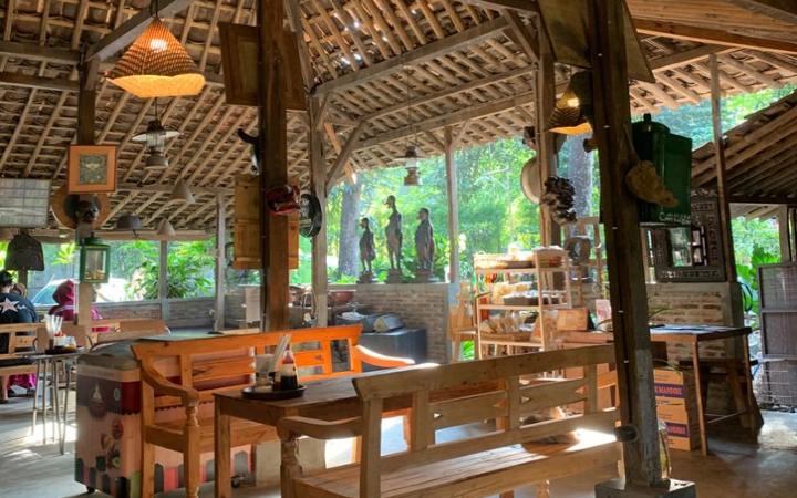 Masuk ke sejumlah tempat makan di Tulungagung, akan disambut dengan suasana yang Jawa banget.