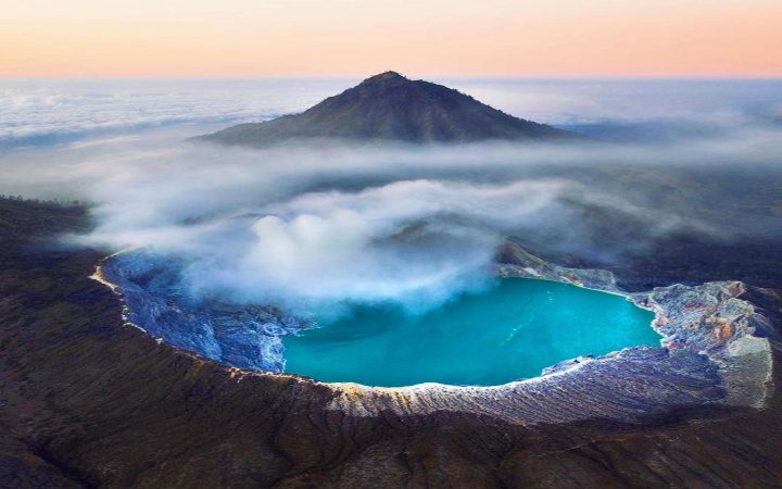 Kawah Ijen merupakan salah satu tempat wisata di Banyuwangi yang mendunia.