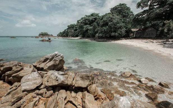 Terhampar di ujung barat Provinsi Riau, Pulau Jemur memancarkan pesona bahari yang memikat.