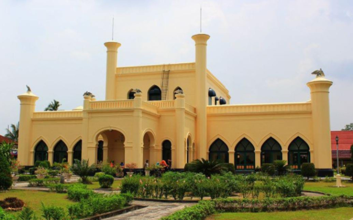 Istana Siak Sri Indrapura,di Kabupaten Siak, Provinsi Riau, perpaduan harmonis antara gaya Eropa, Arab, dan Melayu, cerminan keterbukaan.
