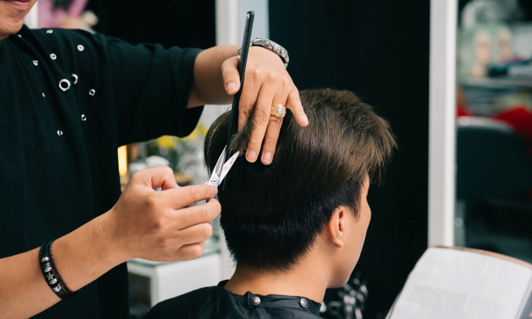 ilustrasi salah satu tukang potong rambut yang masih bertahan