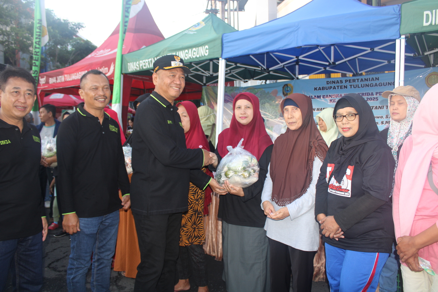 Bupati Tulungagung Gatut Sunu Wibowo menyerahkan paket komoditas pertanian kepada warga di CFD pada Minggu (6/6/2025) pagi.