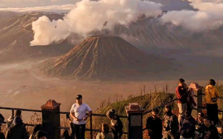 Matahari Terbit dari Bukit Penanjakan.  Fenomena paling dinanti oleh para pelancong