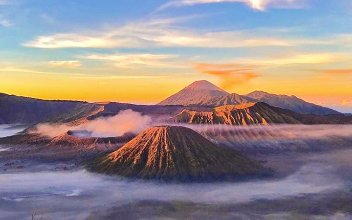 Gunung Bromo adalah lanskap megah yang menyatukan keindahan alam, kekayaan budaya, dan nuansa spiritual yang kuat.