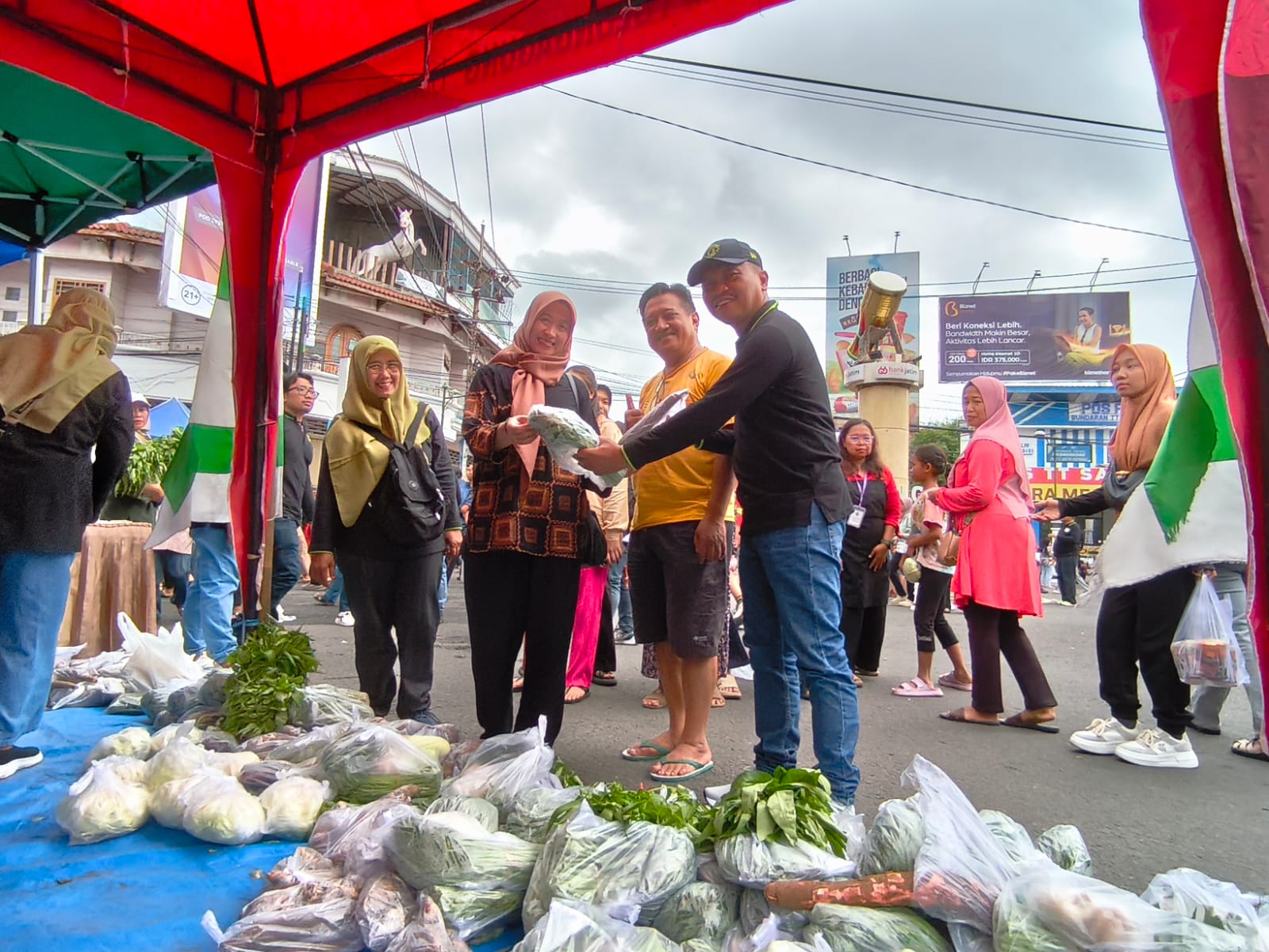 Kepala Dinas Pertanian Tulungagung Suyanto menyerahkan paket komoditas pertanian kepada warga di CFD pada Minggu (6/6/2025).