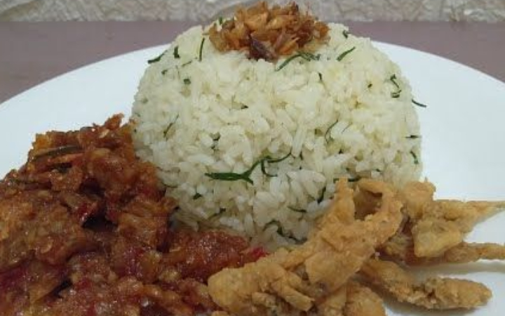 Kuliner malam yang tengah viral di Tulungagung lewat konsep angkringan sederhana dengan menu andalan nasi beraroma wangi yang menggoda selera.