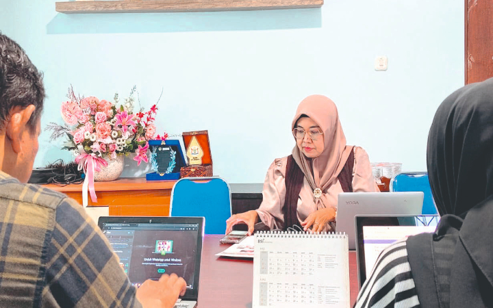Tim juri dari Radar Tulungagung dan Akademisi UBHI PGRI menilai karya peserta IJIES 2025 wilayah Tulungagung-Trenggalek.