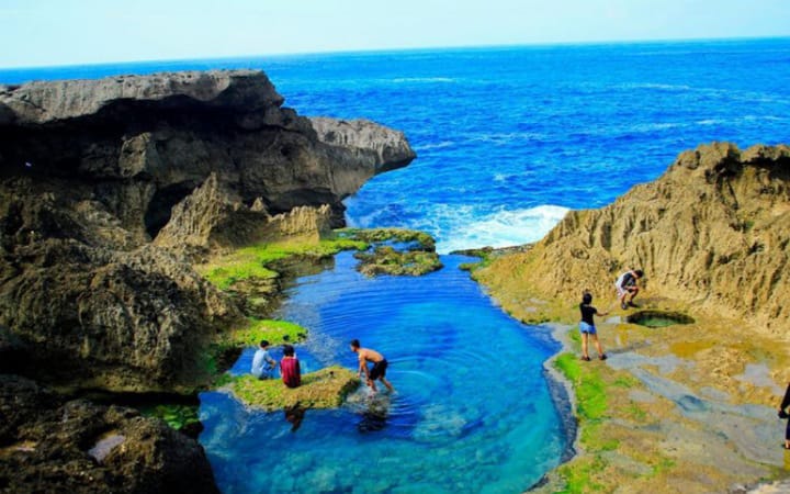 Pantai-pantai di Tulungagung menawarkan keindahan alam yang belum tersentuh dan suasana yang tenang.