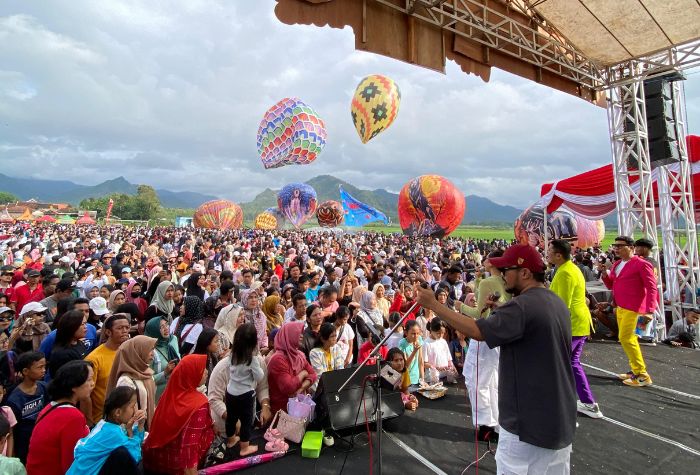 Belasan ribu warga padati kegiatan festival balon udara di lapangan Desa Notorejo, Tulungagung