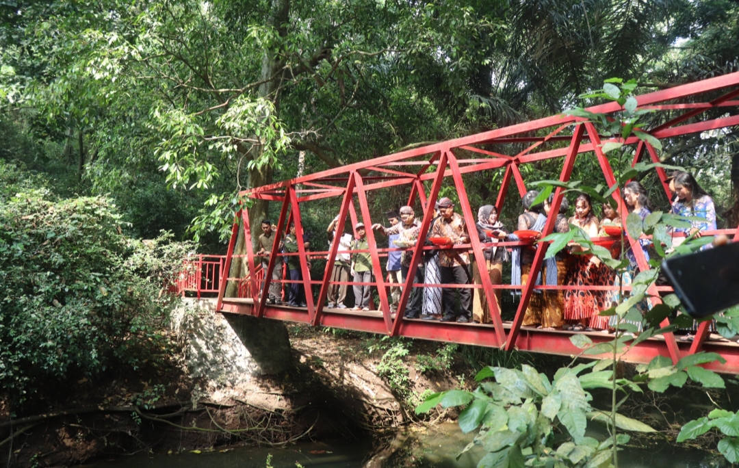 Rute menuju lokasi-lokasi populer di Tulungagung ini seringkali padat, apalagi saat musim liburan atau akhir pekan. Termasuk ke Telaga Buret yang asri dan penuh pohon besar.