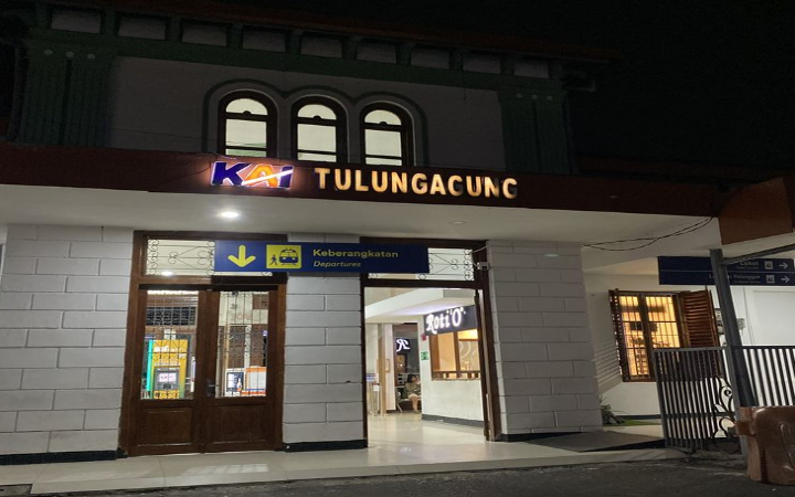 Jika Anda berkunjung ke Tulungagung, salah satu titik penting yang akan Anda temui adalah Stasiun Tulungagung. Tempat ini memili sejarah dan akses penting ke Kota Marmer.
