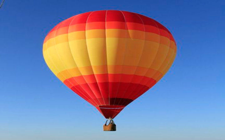 Berikut beberapa tips menerbangkan balon udara dengan aman.