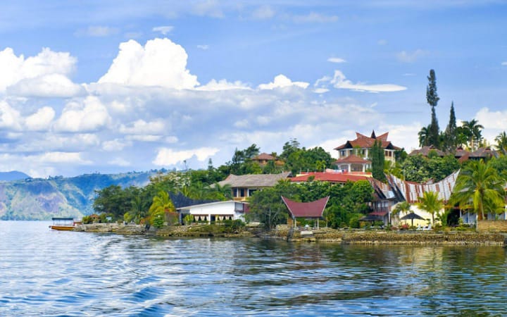 Pulau Samosir, yang terletak di tengah megahnya Danau Toba, bukan hanya destinasi alam yang mempesona.