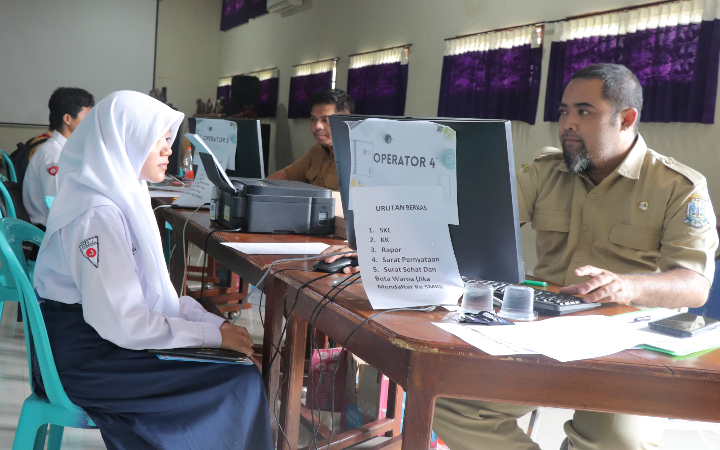 Calon siswa saat melakukan proses verifikasi  di SMAN 1 Kedungwaru Tulungagung.