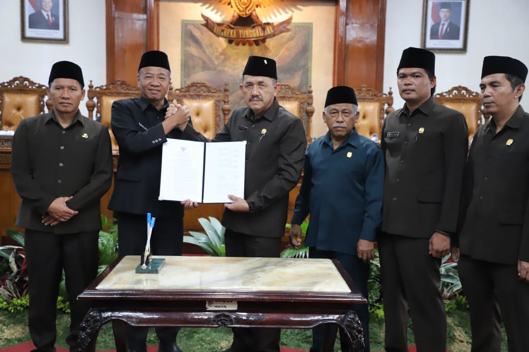 Ketua DPRD Tulungagung Marsono dan Bupati Tulungagung Gatut Sunu Wibowo didampingi jajaran wakil ketua dewan menunjukkan draf persetujuan dalam rapat paripurna pada Selasa (10/6/2025) pagi.