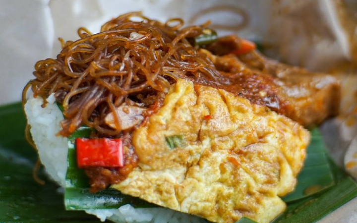 Nasi Jotos adalah salah satu makanan khas Madiun yang terkenal karena porsinya yang kecil namun padat. Ada beberapa isian di menu tersebut.