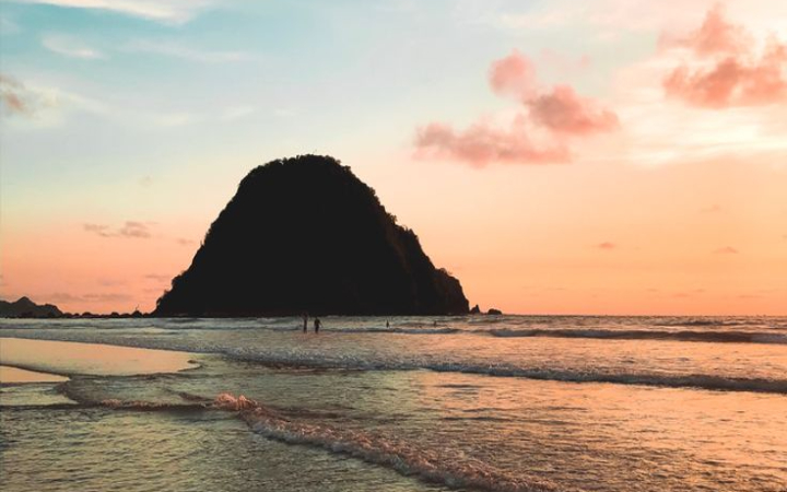 Temukan keajaiban Banyuwangi, dari lanskap memukau, tradisi yang hidup, hingga geliat industri kreatif yang terus tumbuh. Termasuk wisata Pantai Merah.