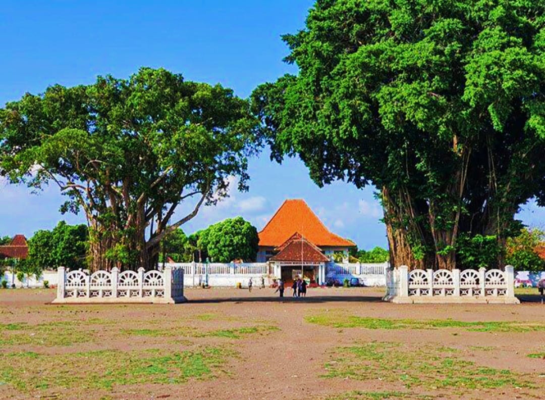 Alun-alun Kidul Yogyakarta &ndash; Pohon beringin kembar di tengah alun-alun dipercaya memiliki aura spiritual kuat.