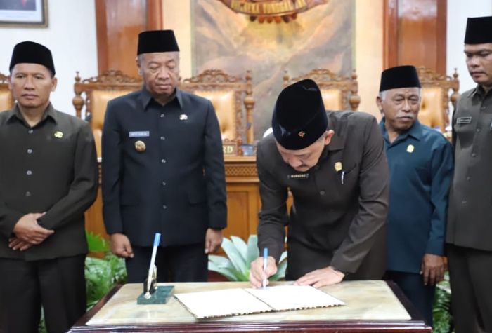Penandatanganan susuan Ranperda terkait perubahan Pajak Daerah dan Retribusi Daerah di Tulungagung.