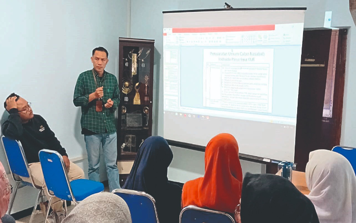 Perwakilan BSI KC Tulungagung ketika memaparkan terkait program-program menarik untuk UMKM, dalam pelatihan Optimalisasi Marketplace sesi dua, pada Rabu (11/6/2025).