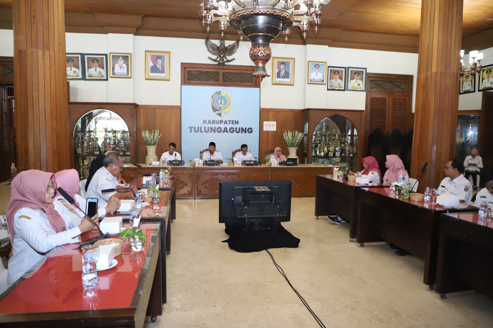 Bupati Tulungagung Gatut Sunu Wibowo memimpin dialog kerja di Pendapa Kongas Arum Kusumaningbangsa pada Rabu (11/6/2025).