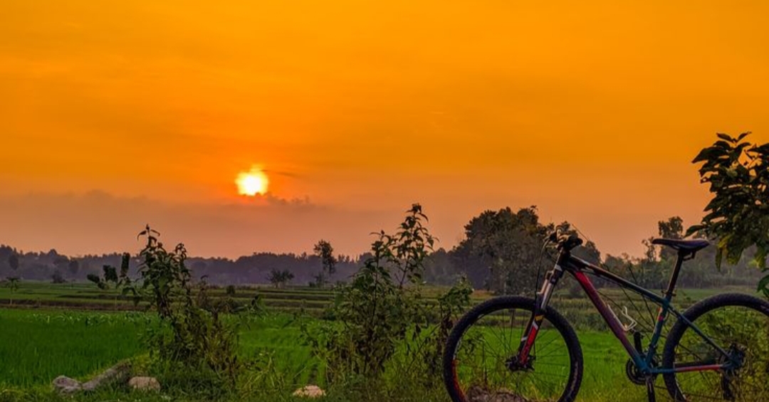 Tapi, tahukah kamu kalau menikmati sunset di Tulungagung tak melulu harus ke pantai? Ada tempat murah dan dekat lainnya bisa menikmati suasana sunset dengan asyik.