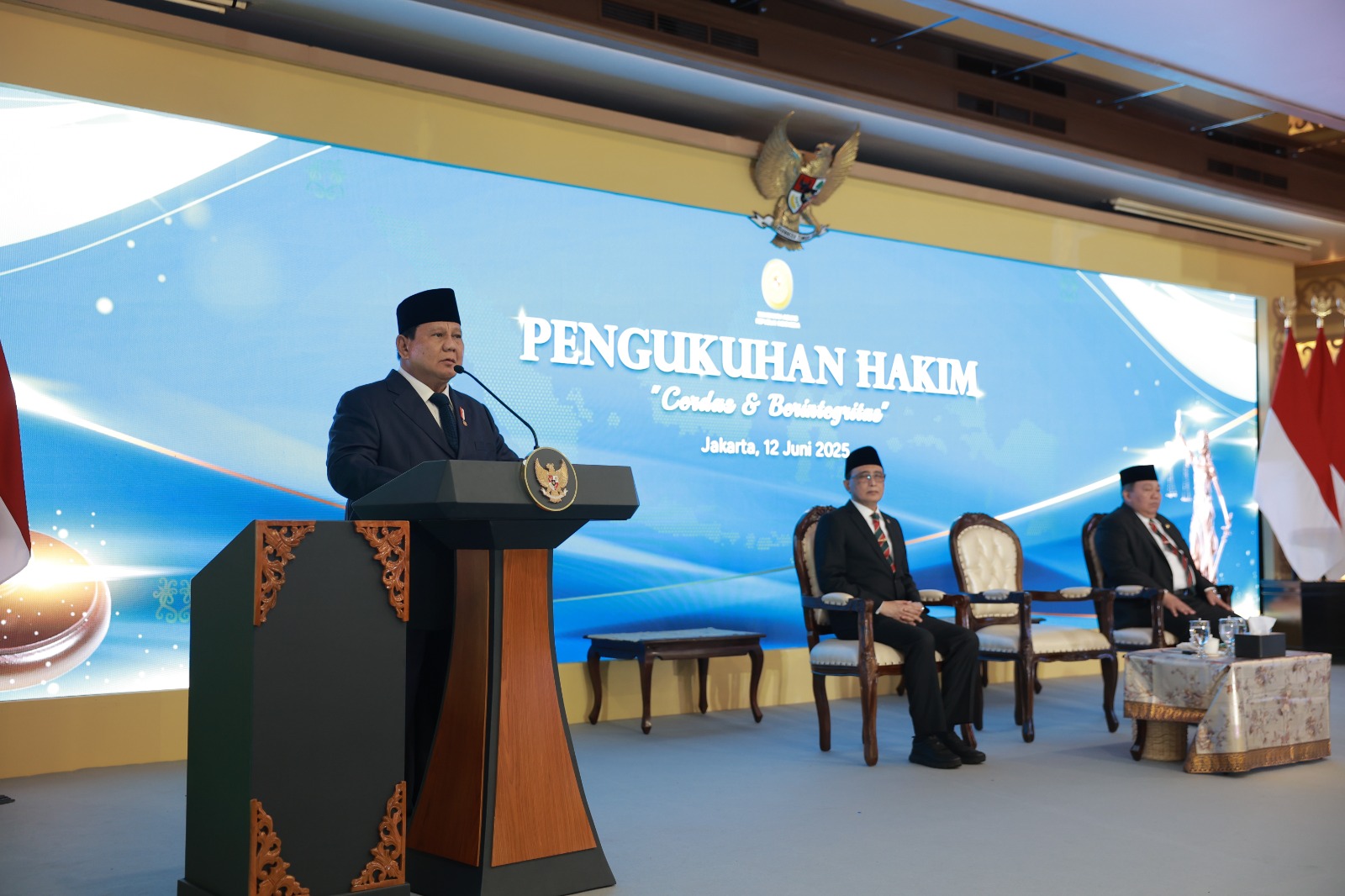 Presiden Prabowo menghadiri pengukuhan hakim di gedung Mahkamah Agung, Kamis (12/6/2025).