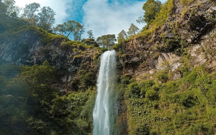 Malang menyimpan banyak air terjun atau coban yang cocok dikunjungi menjelang musim panas. Air terjun yang populer di Malang adalah Coban Rondo.