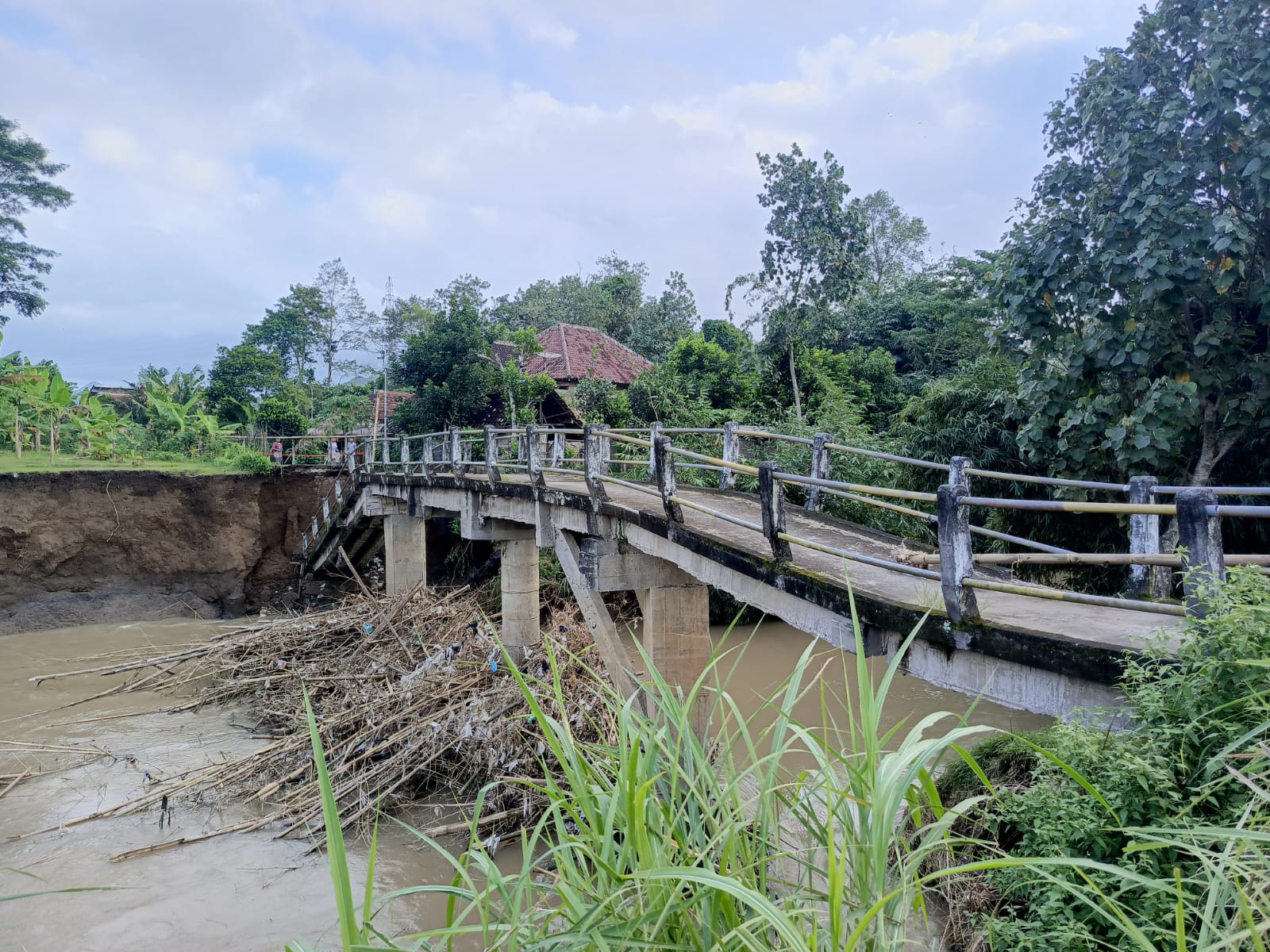 Kondisi jembatan di Desa Suwaru, Kecamatan Bandung, yang ambrol pada Rabu (11/6/2026) pagi.