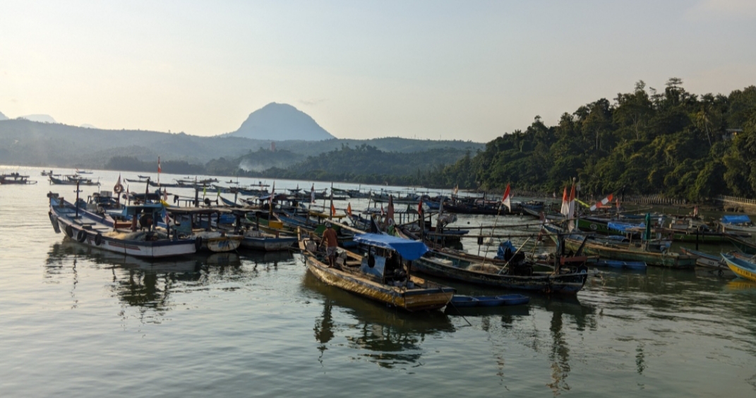 Pagi hari adalah waktu terbaik untuk menyegarkan pikiran di Tulungagung, menghirup udara segar, dan meluangkan waktu untuk diri sendiri. Sala satu lokasi yang pas adalah Pantai Popoh.