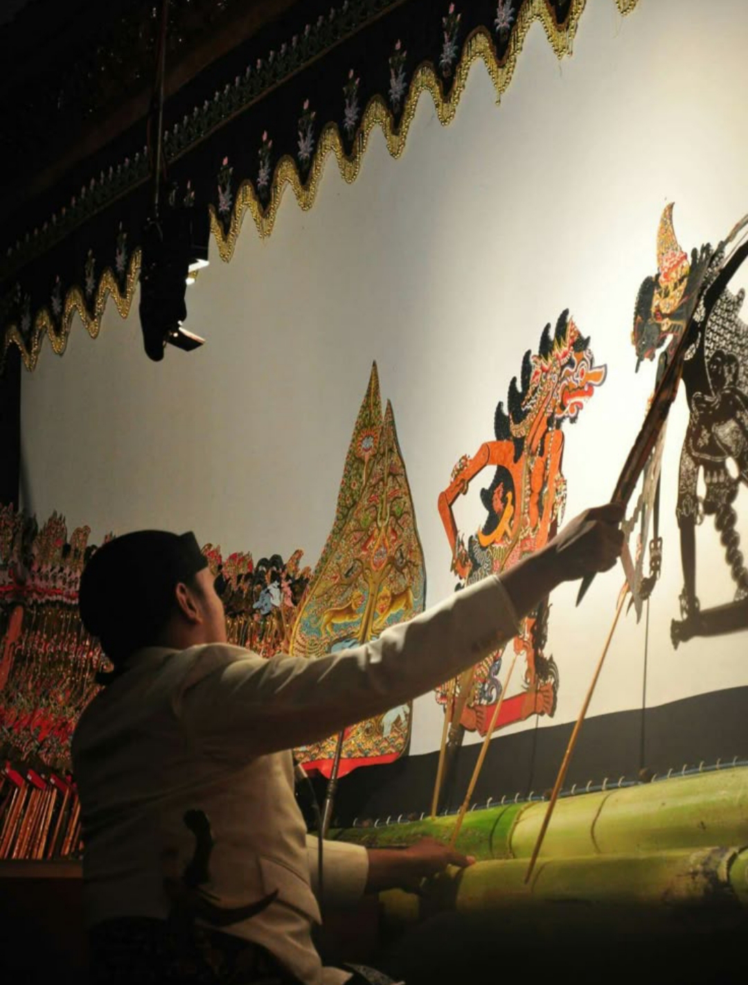 Wayang dan ludruk masih menari, meski pelan, di hati sebagian anak muda yang enggan lupa pada akar budayanya di Tulungagung.