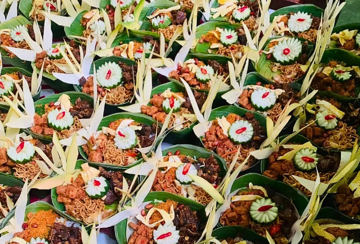 Ada makna di balik takir plontang, budaya malam 1 Suro. Tidak hanya sekadar makanan tapi ada nilai simbolis  dan filosofi.