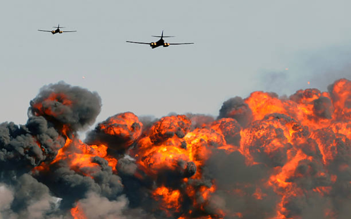 Serangan Israel terhadap Iran menargetkan fasilitas nuklir di Kompleks Natanz dan markas  besar IRGC di Teheran. (Ilustrasi serangan udara: iStock)