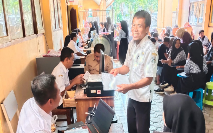Para calon murid baru antusias ketika melakukan rangkaian pendaftaran di SMAN 1 Pakel Tulungagung.