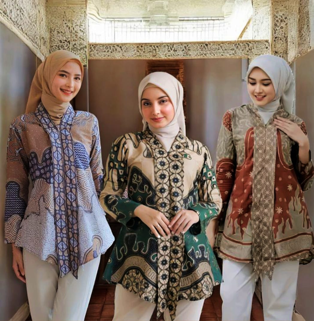 Batik khas Tulungagung kini menjadi busana kekinian dengan model blouse, outer, hingga dress.