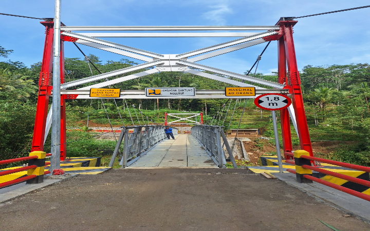 Warga Desa Nglurup dan Kedoyo, Kecamatan Sendang, Kabupaten Tulungagung kini bisa bernapas lega setelah rampungnya pembangunan jembatan gantung sepanjang 40 meter yang menghubungkan kedua desa itu.