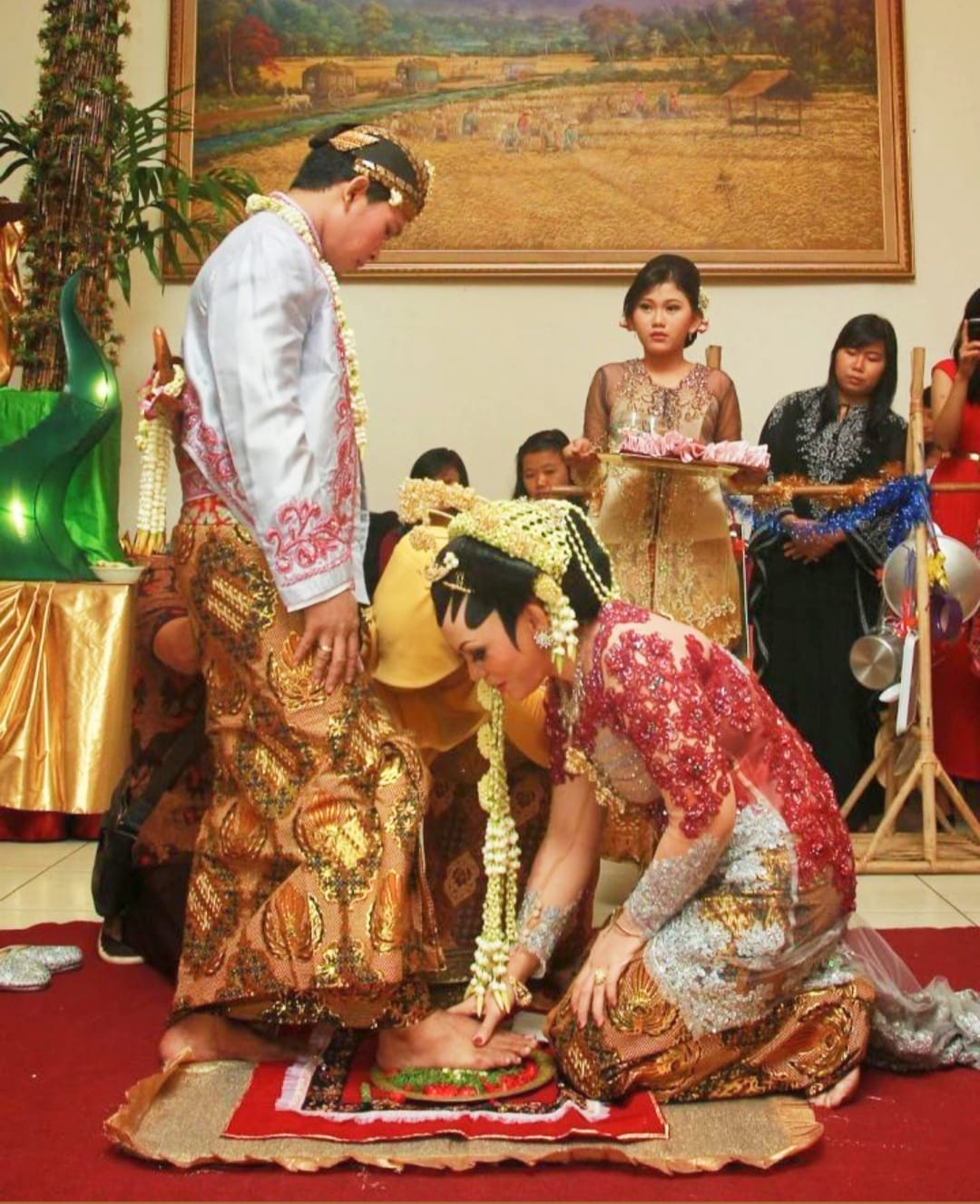 Bulan Besar dianggap sebagai bulan penuh berkah dan keberuntungan sehingga banyak digunakan untuk menggelar pernikahan.