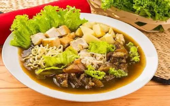 Tahu campur Lamongan Jawa Timur merupakan kuliner khas dengan ciri petis yang spesial. Manu ini sudah dikenal se-Nusantara. Tertarik untuk sajian keluarga ?