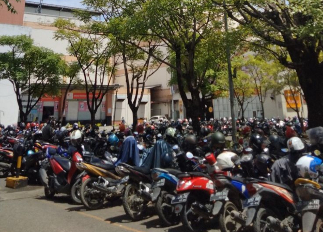 Saat parkir motor di pasar daerah  Tulungagung  bisa ditemukan ada beberapa hal yang diperlukan agar praktis saat mencari.