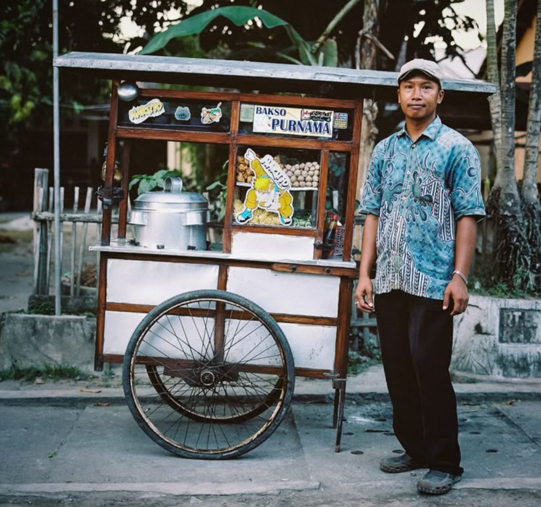 Tukang bakso keliling di Tulungagung biasanya sudah hafal betul pola waktu lapar warga.