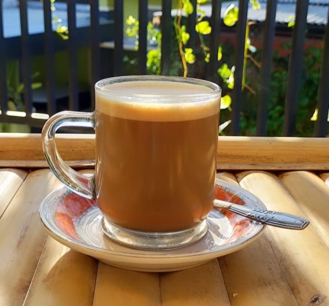 Orang Tulungagung memiliki kebiasaan ketika pagi  ngopi di teras. Itu bukan soal rutinitas dan memiliki makna lain.