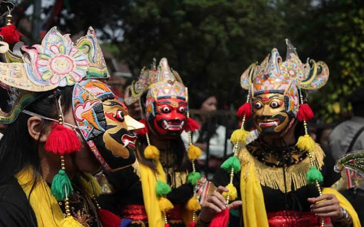 Modernisasi dan kemajuan pariwisata, budaya Malang tetap hidup dan berkembang, menjadikannya daya tarik tersendiri bagi wisatawan.