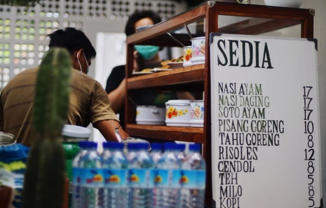 Di tengah menjamurnya kafe kekinian di Tulungagung dengan dekorasi estetik dan menu berbahasa asing, warung kopi pinggir jalan tetap punya tempat spesial di hati banyak orang.